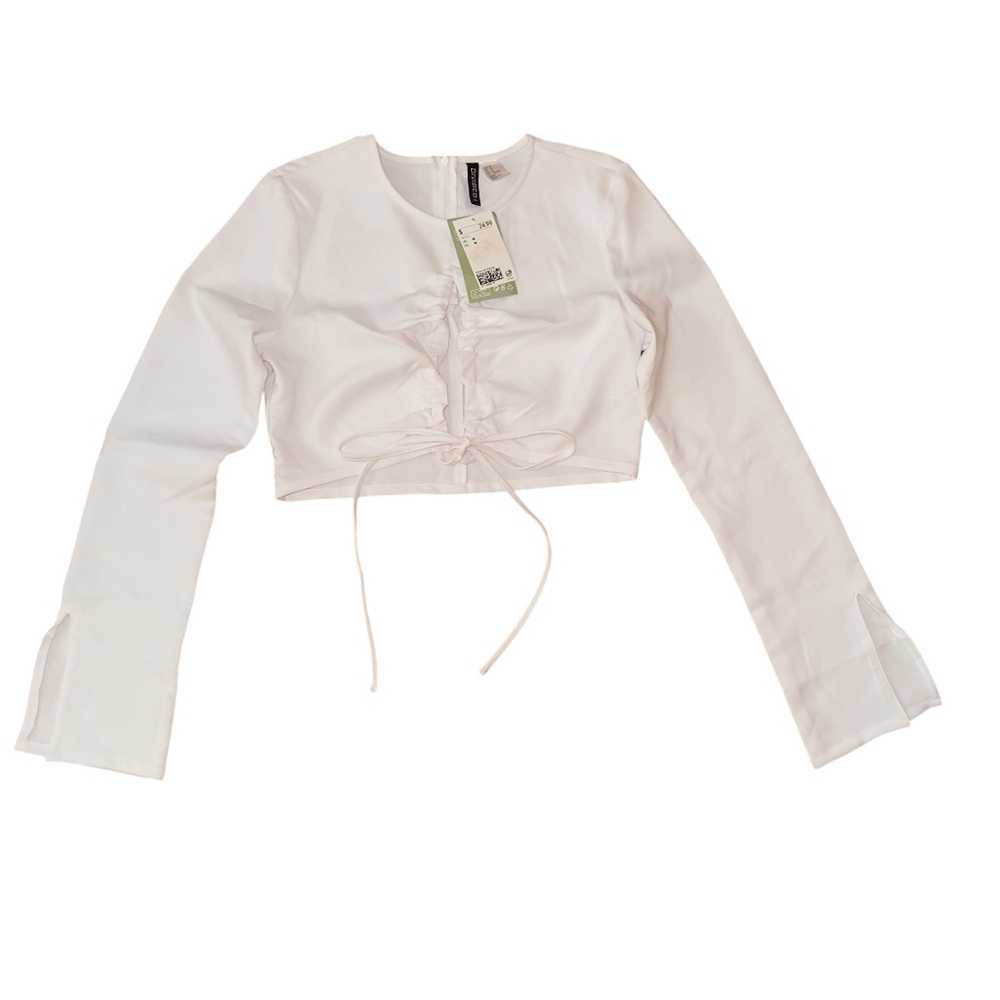 Divided White Long Sleeve Cropped Blouse with zipper opening on the top back